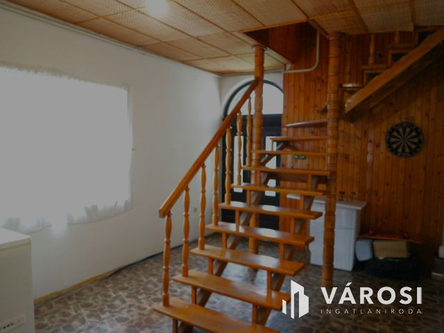 Répcelak 2generációs,(240m2) 7szobás központi,sok lehetőség!