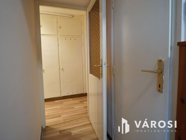 Kiadó bútorok nélküli lakás, a Platán soron