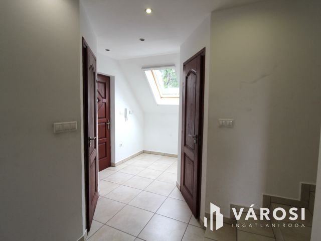 Újszerű, belső kétszintes modern lakás eladó Deszken