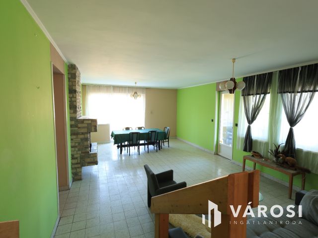 Tágas otthon, nagy telek, formáld saját ízlésedre!