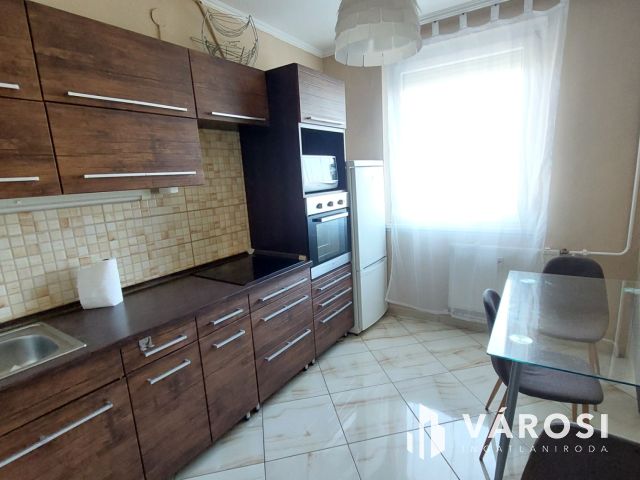 Azonnal költözhető, bútorozott, felújított erkélyes lakás