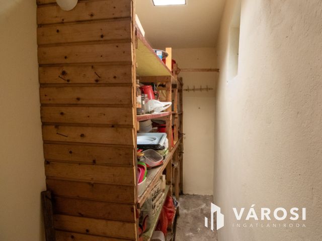 Perecesi ikerház ez erdő szélén