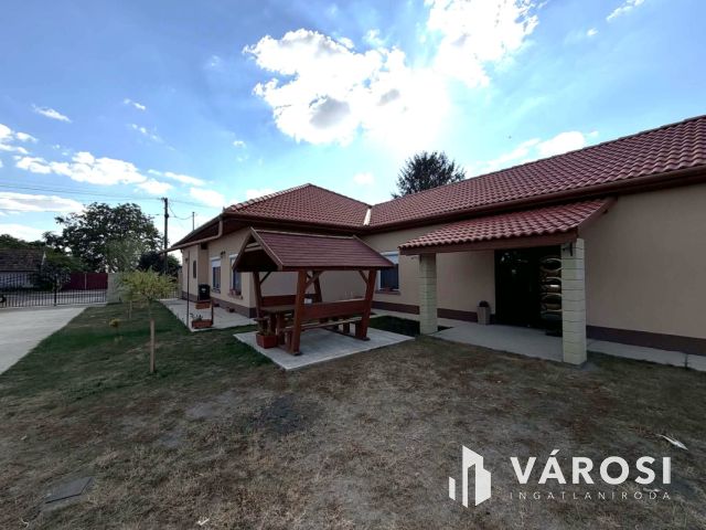 Otthonos családi ház, 5 szoba, nagy telek