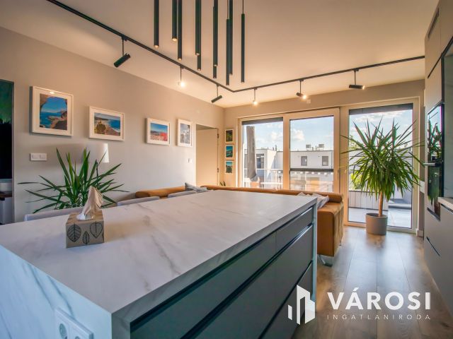 Kiadó luxus penthouse lakás Velencén