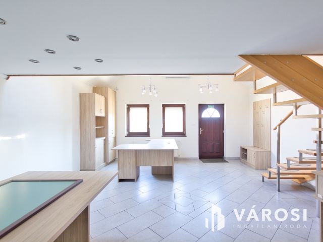 680 m2-es ipari csarnok, 340 m2-es irodával kiadó